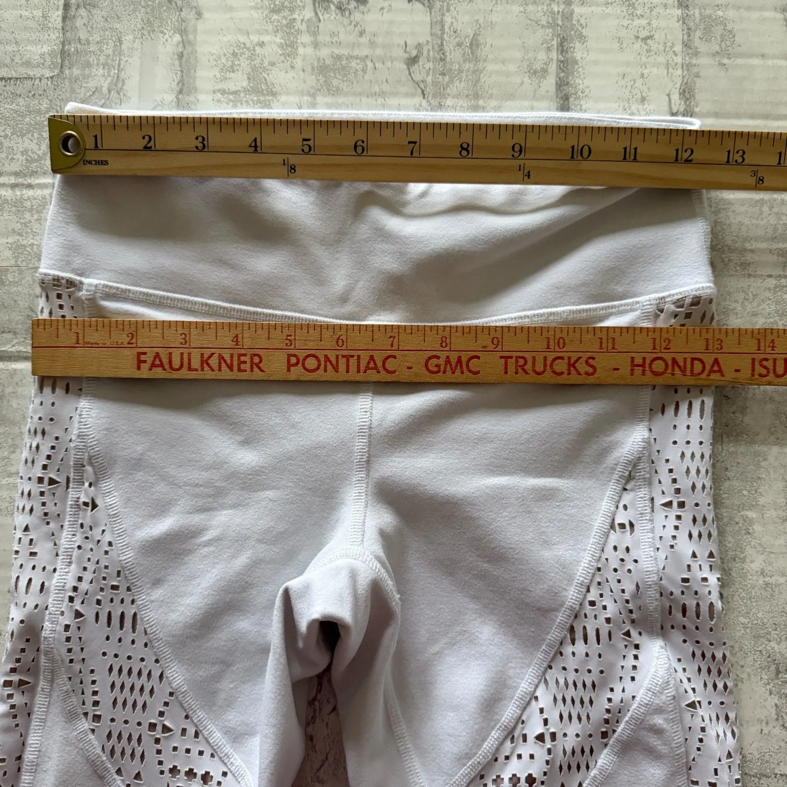 Alo Yoga White High-Waist Charm Capris Laser Cut Sleek Studio Leggings Sz XS - Image 5