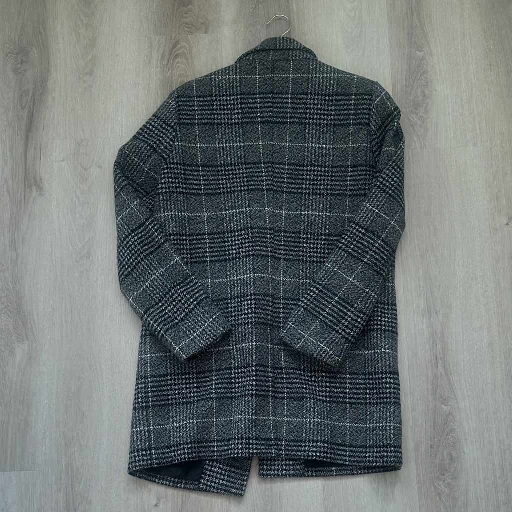 Stylish Gray Plaid Coat Size M - Image 2