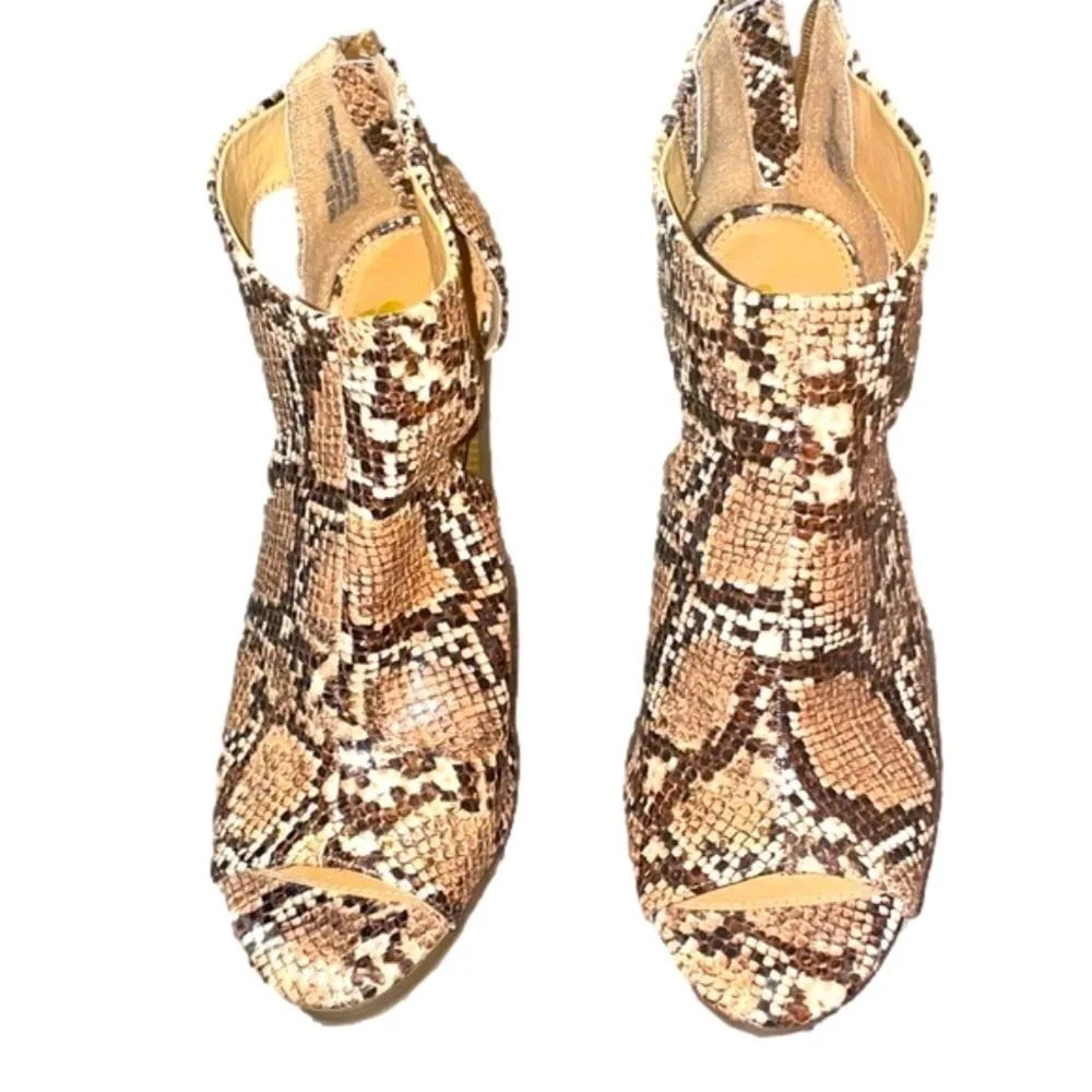 Report Chunky Snake Print Heels Women’s 8.5 Edgy Boho Sandals Zipper Studded Tan - Image 4