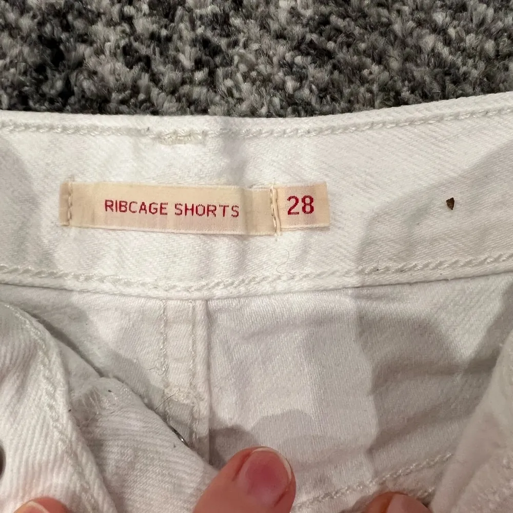 Levi’s Size 28 Raw Hem White Ribcage Shorts - Image 6