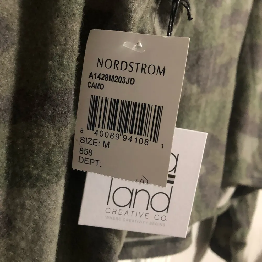NWT La La Land Creative Co Boxy Camo Long Sleeve Top Size Medium - Image 4