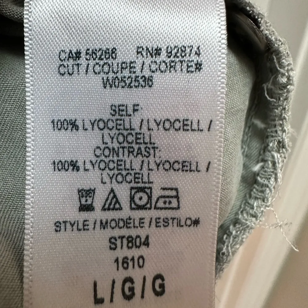 Splendid Lyocell Tencil silver Moss green button down top - Large EUC - Image 2