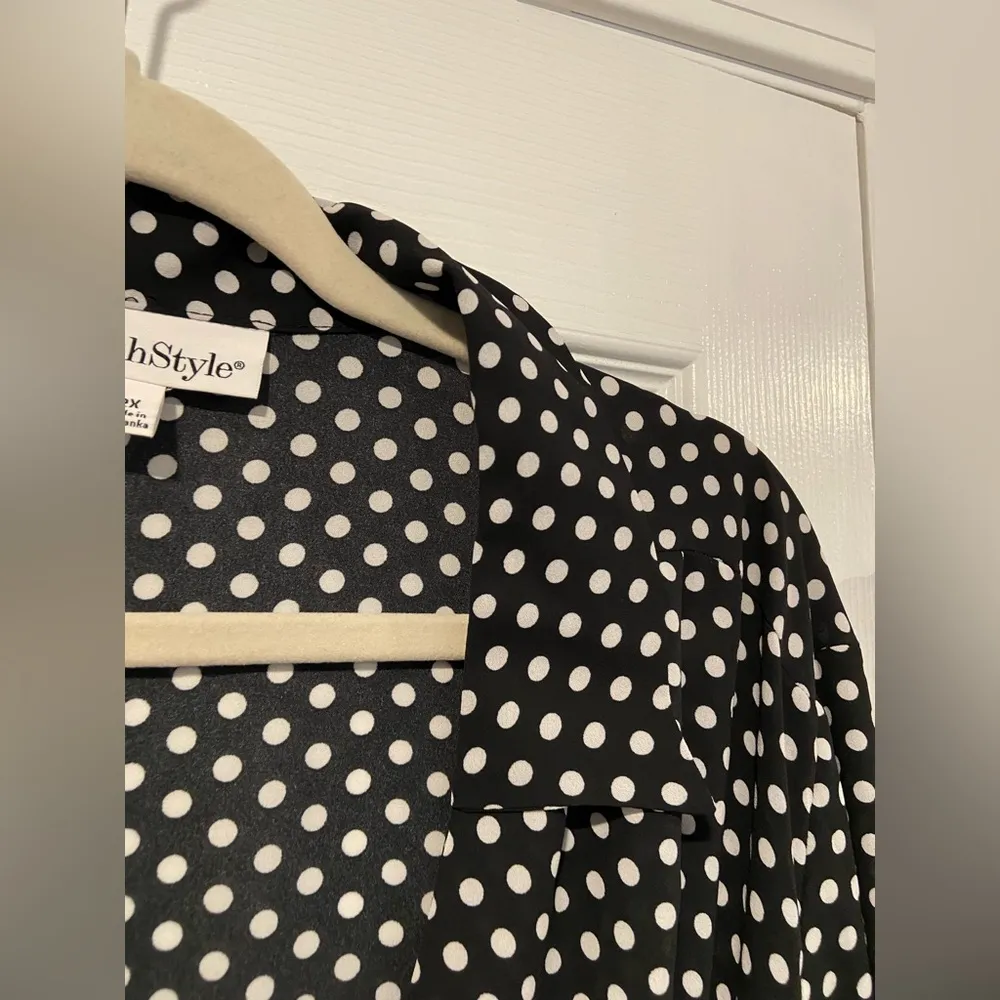 NWOT NorthStyle Size 2X Black Cream Polka Dot 3/4 Sleeve Flowy Wrap Front Blouse - Image 3