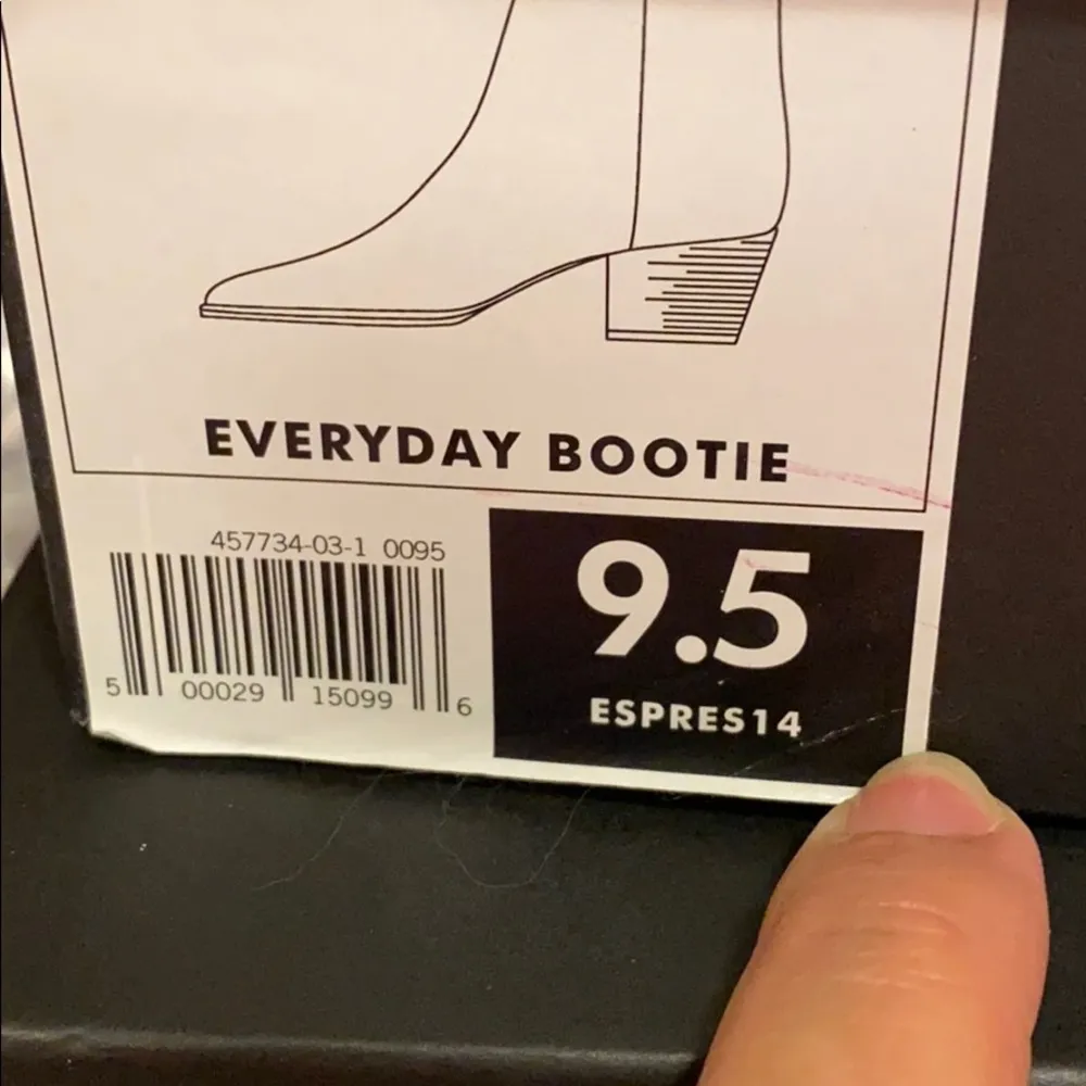 Banana Republic  Everyday‎ Bootie - Image 3