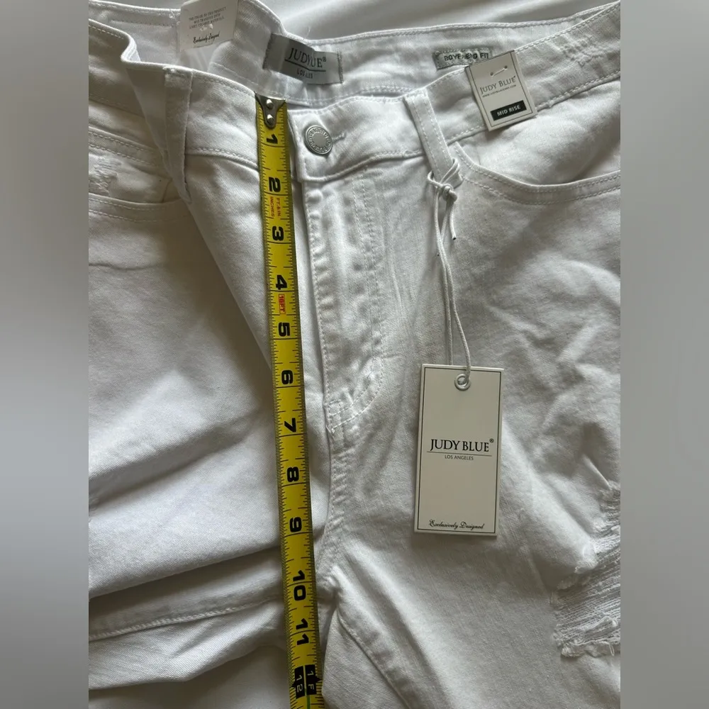 Judy Blue Boyfriend Fit 13/31 Mid Rise White Distressed Denim Jeans NWT - Image 7