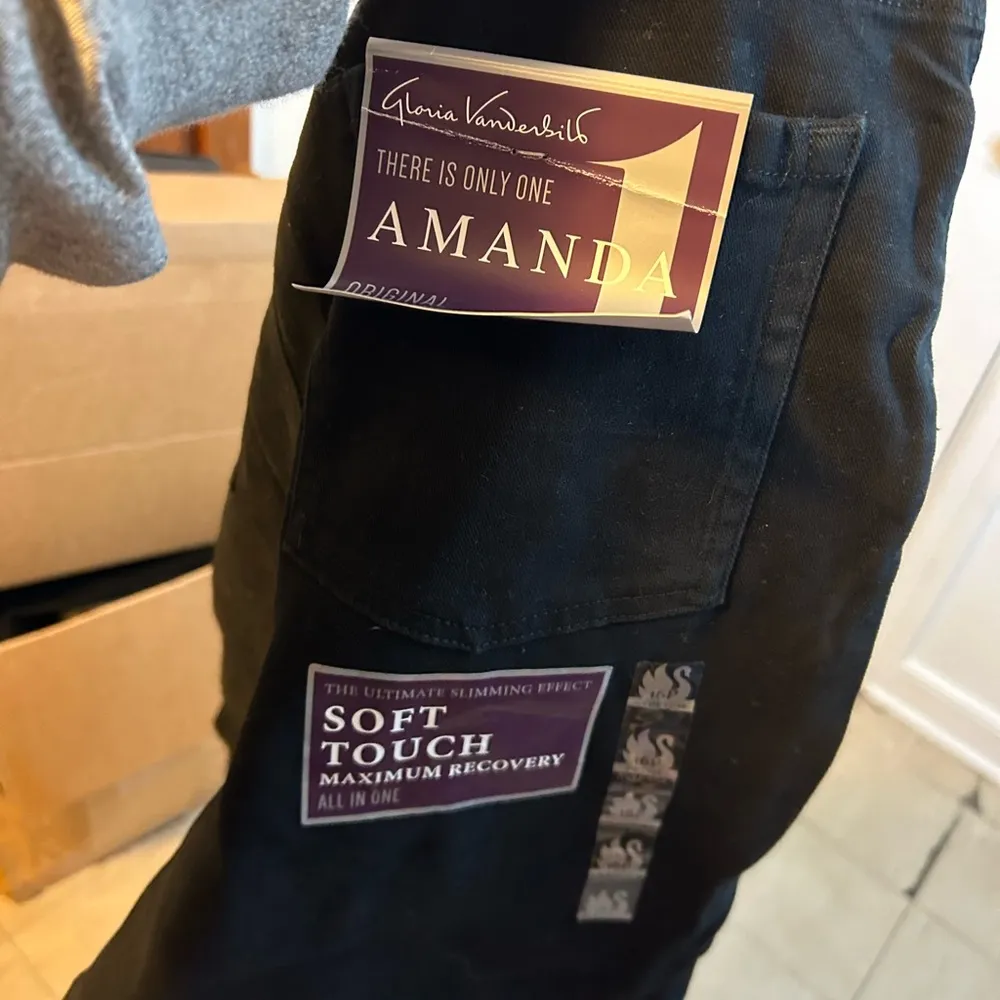 NWT Gloria Vanderbilt Black Tapered Leg Slimming Jeans - Image 5