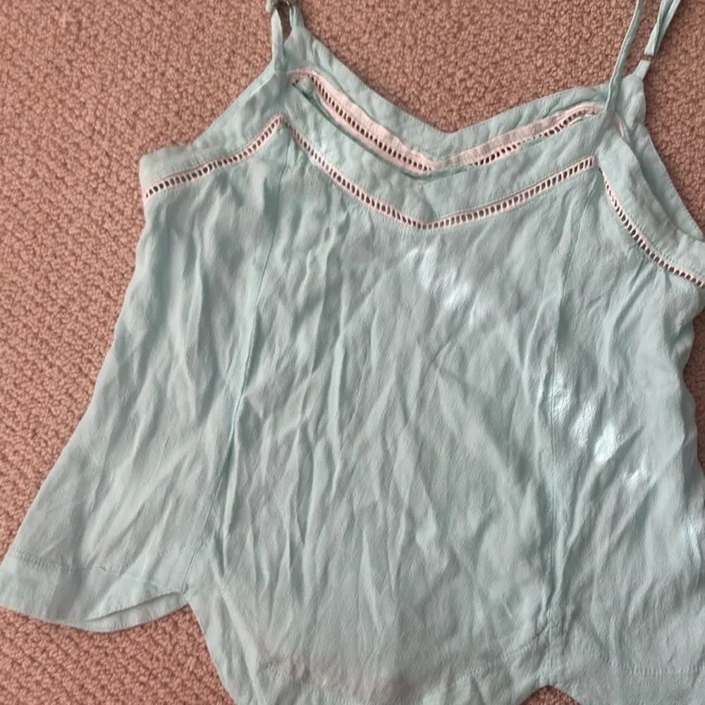 Mika & Gala Scalloped Cropped Eyelet Tank Top Blouse Aquamarine Teal Size 10 EUC - Image 3