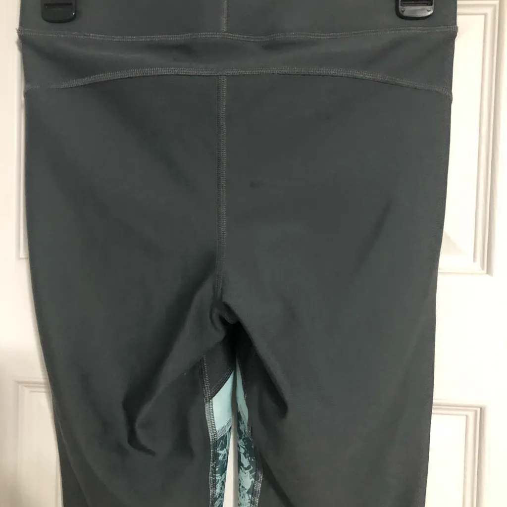 Under Armour grey‎ teal compression cropped leggings size medium activewear - Image 6