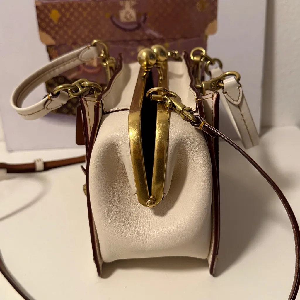 COACH Brown Canvas White Leather Kiss lock dreamer 21 Shoulder Crossbody Bag - Image 8