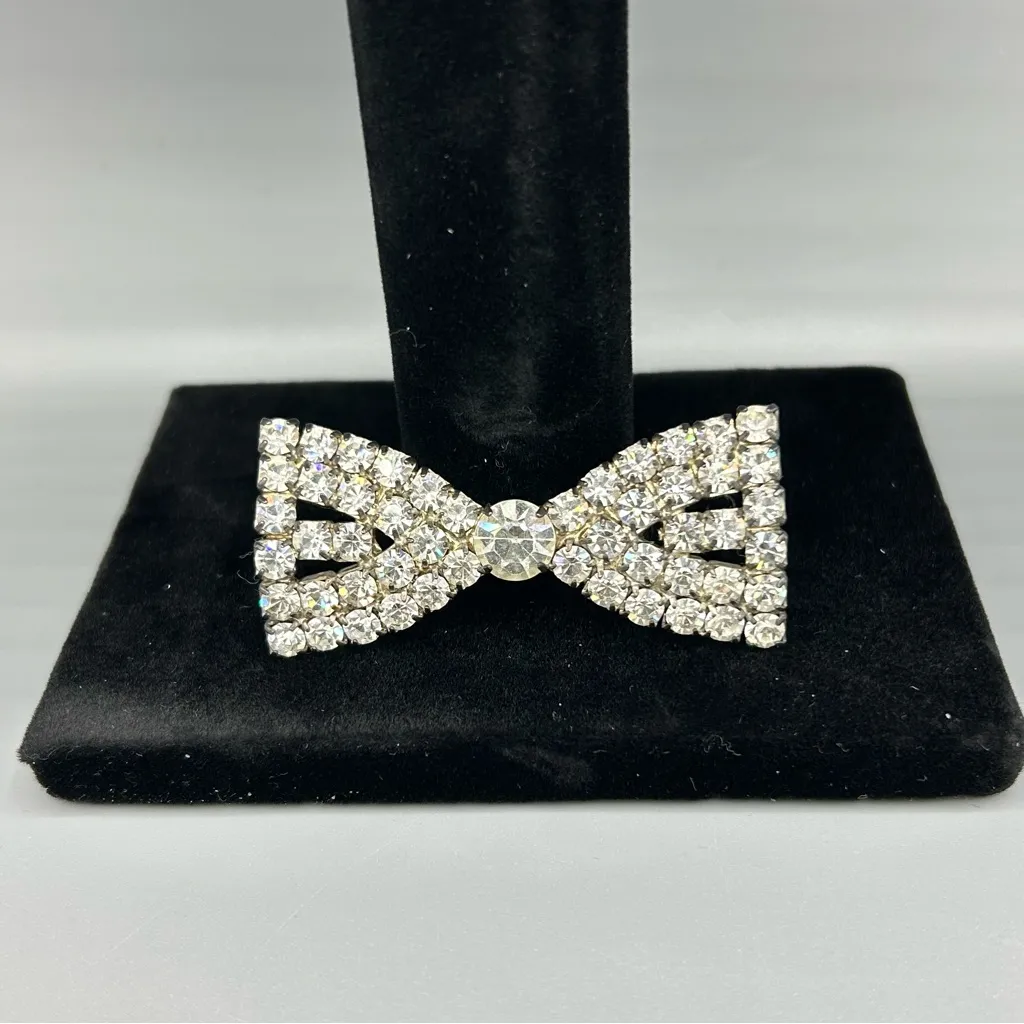 Vintage 1950s Rhinestone Bow Brooch Silver Tone Mid Century Glam Pin - Image 5