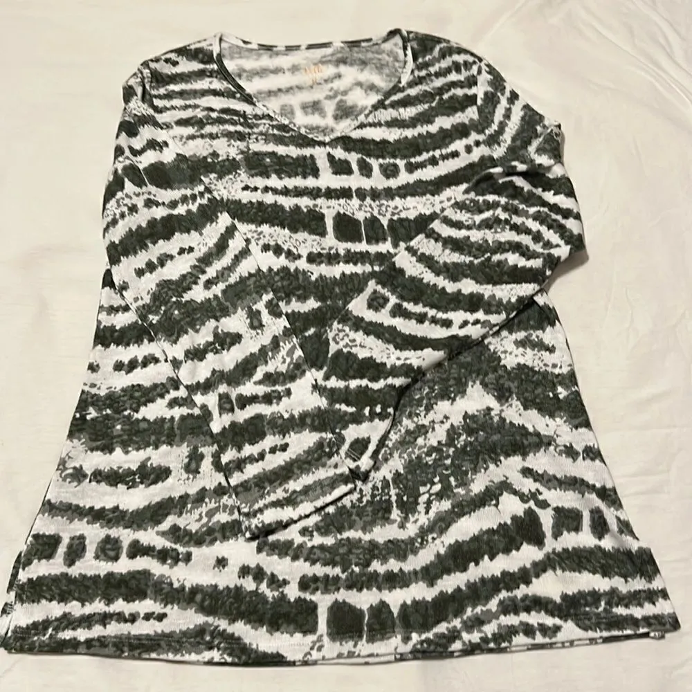 NWOT Belle by Kim Gravel LS V neck super soft lightweight green print T - Image 2