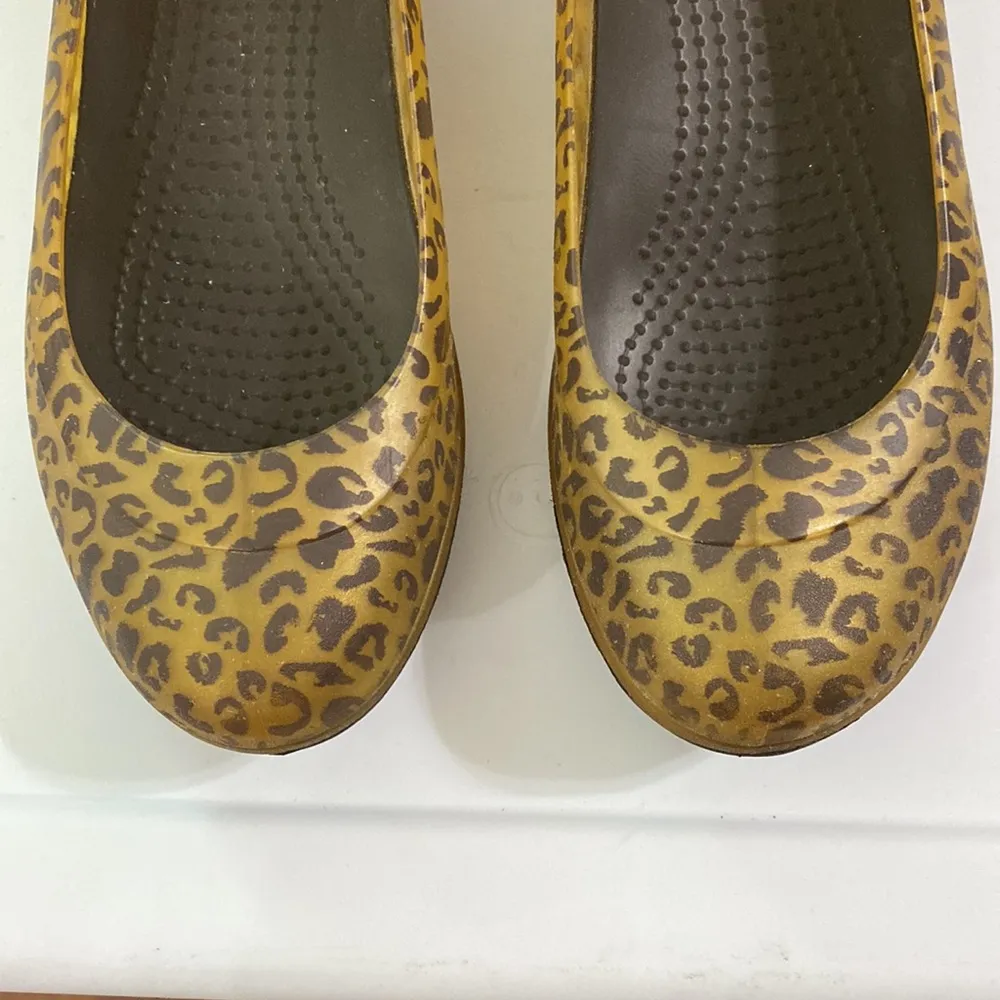Crocs Espresso & Gold Carlisa Animal Mini Wedge shoes size 8 - Image 4