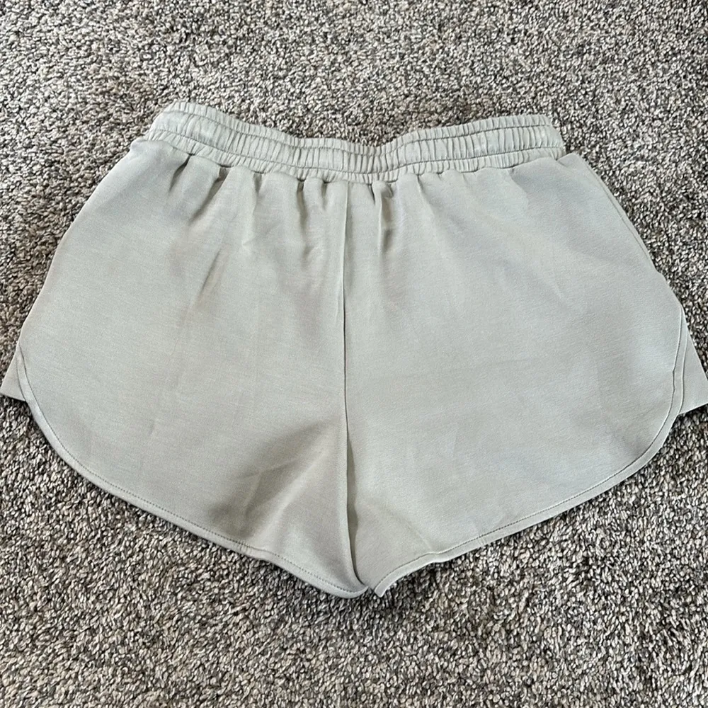 Varley  Shorts Size XXS - Image 4