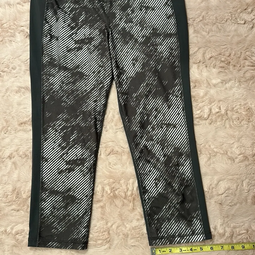 Old Navy  active tall L workout capri pant - Image 7