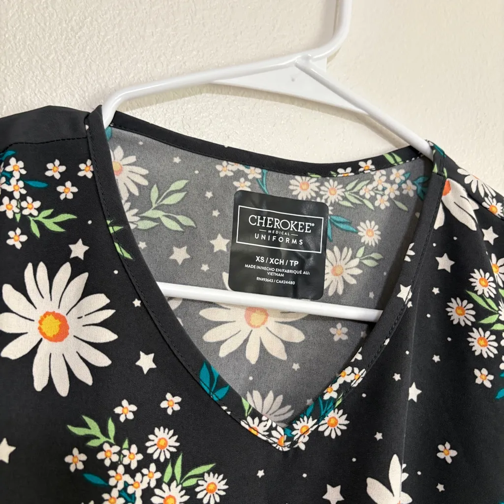 EUC Cherokee Dri Fit Dark Gray Pewter Floral Scrub Top Size Extra Small XS - Image 4