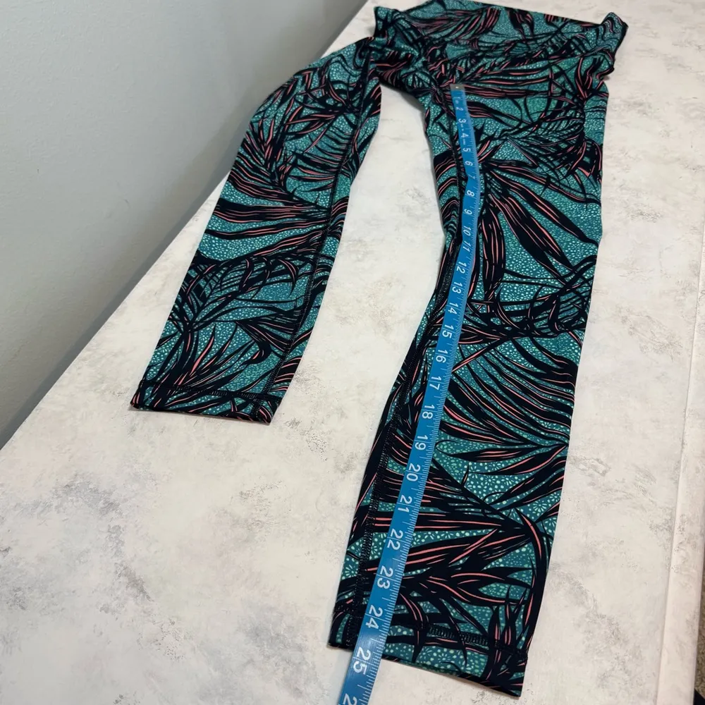 Women's Lululemon High Times 7/8 Leggings Size 4 Blue Palm Lace Tofino Green - Image 6