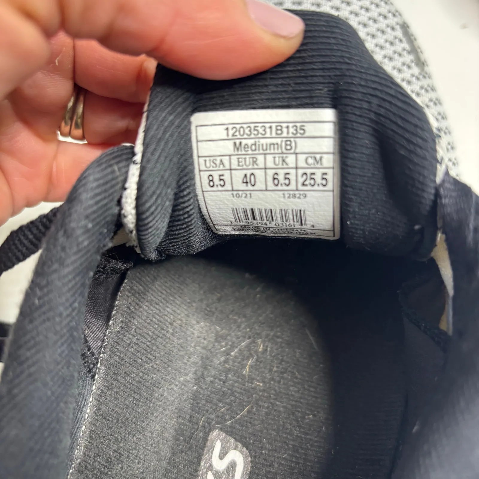 Brooks Adrenaline 22 Black, White Running Shoes 8.5 - Image 4