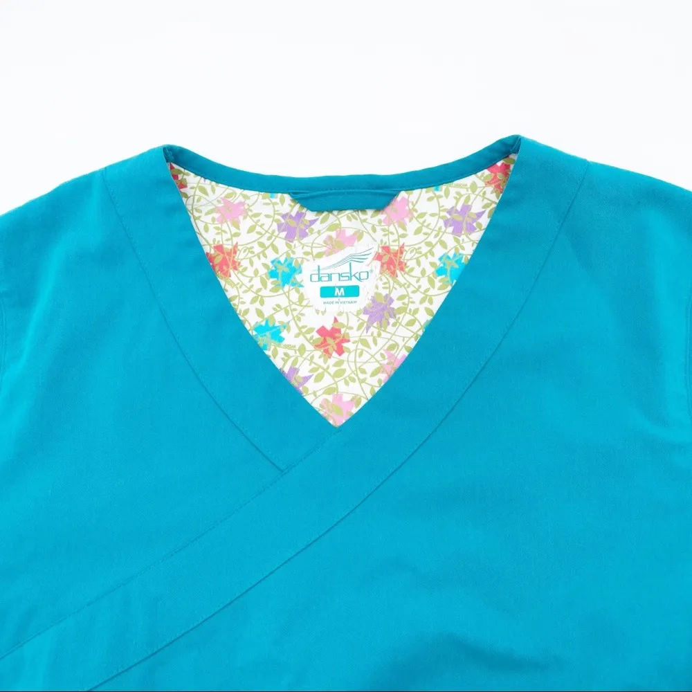 Dansko Women's Short Sleeve V-neck Button Back Nursing Scrub Top Size Medium - Image 4