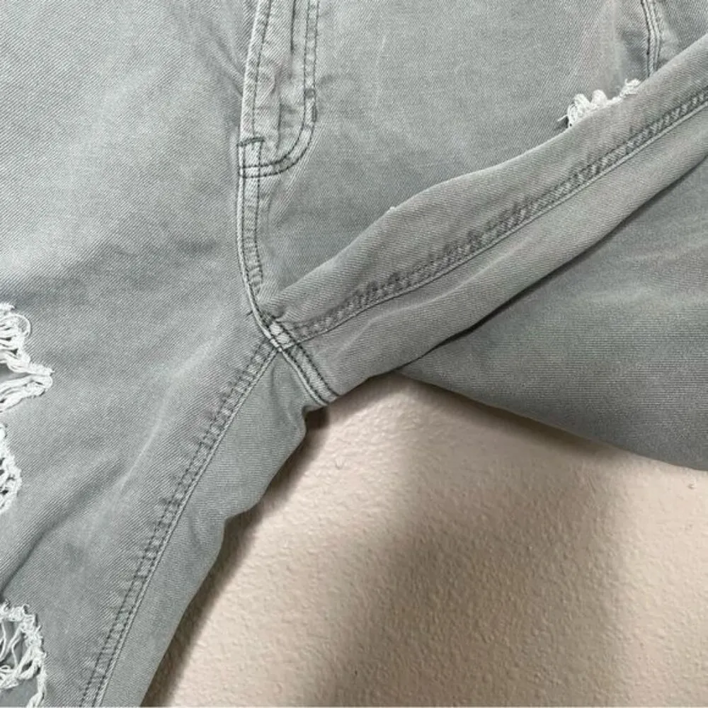 American Eagle distressed ripped high waisted light Wash mom jeans size 6 short - Image 10