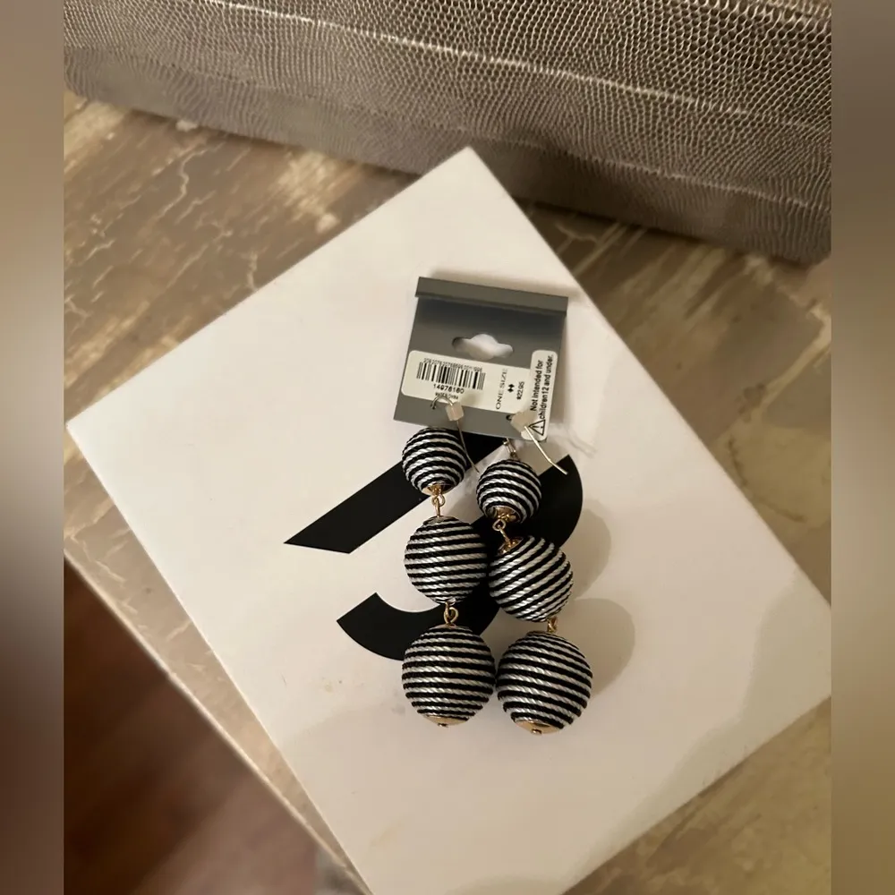 FREE with bundle! NWT Express black and white threaded drop dangle earrings - Image 4