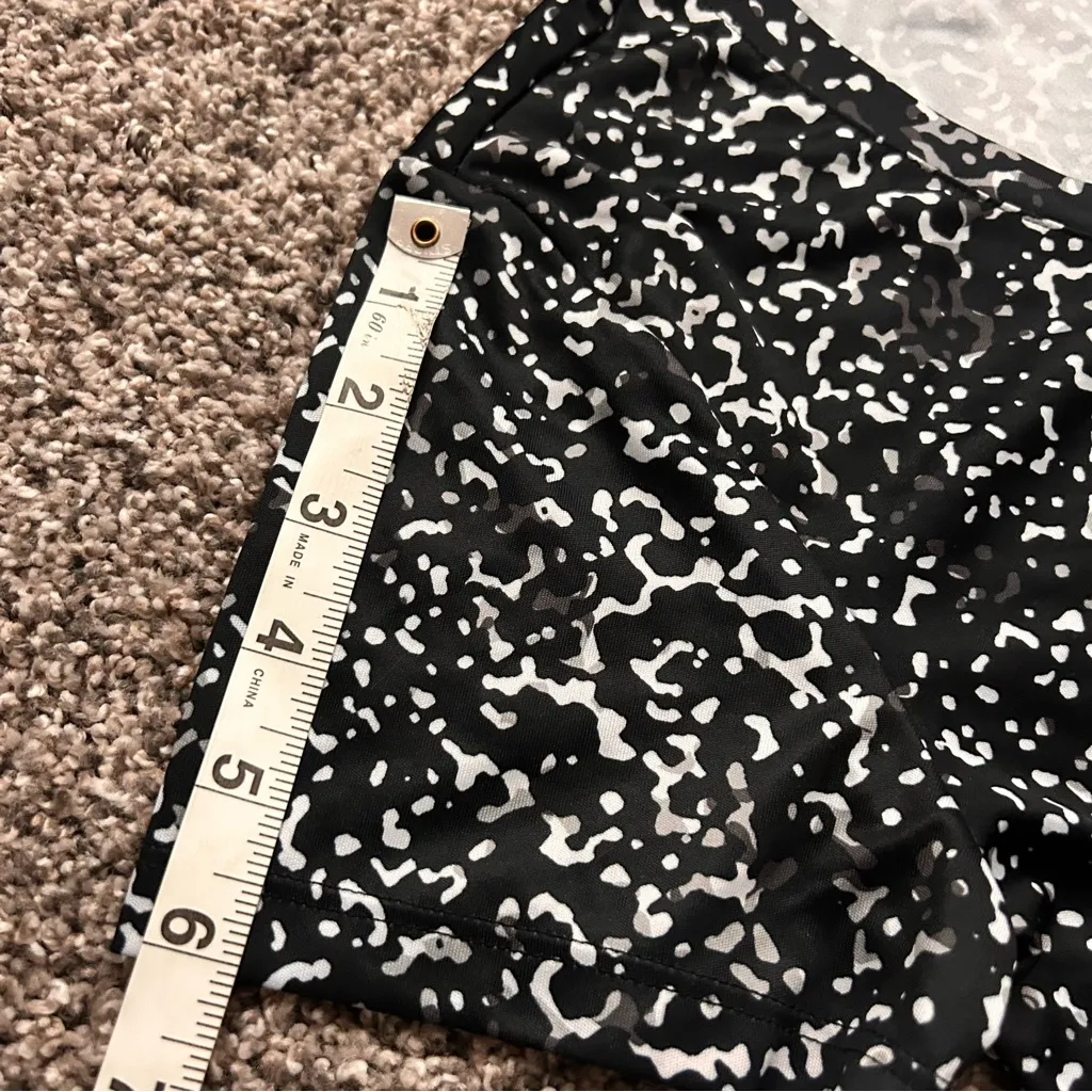 Under Armour Women's Black and White Patterned Tee - Image 8