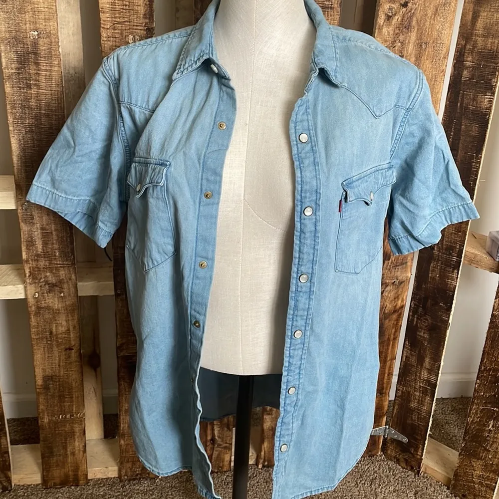 Levi’s shirt jacket woman’s blue standard short sleeve shirt Sz Med - Image 44