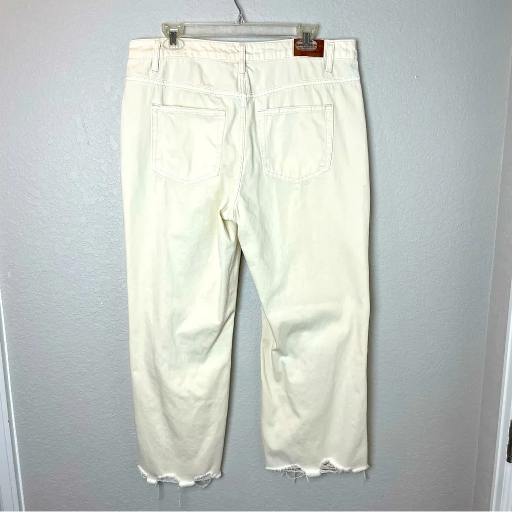 Bohme  Women's Cream Distressed Cropped Jeans Size 32 - Image 6