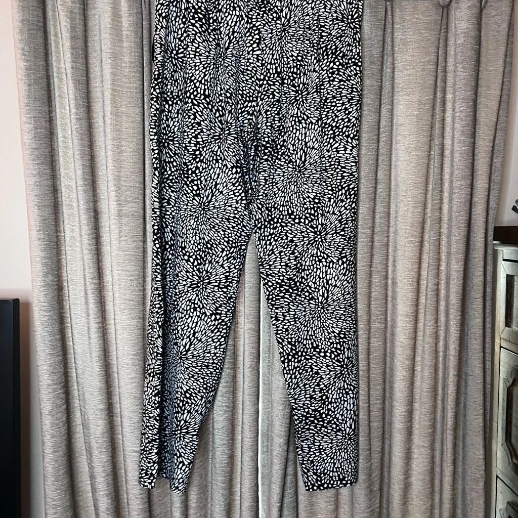 DKNY Black and White Abstract Pattern Women's Pajama Pants Size Medium - Image 9