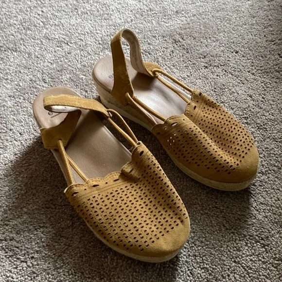 Earth Espadrilles Wedge Sandals SIZE 8.5 Tan - Image 2