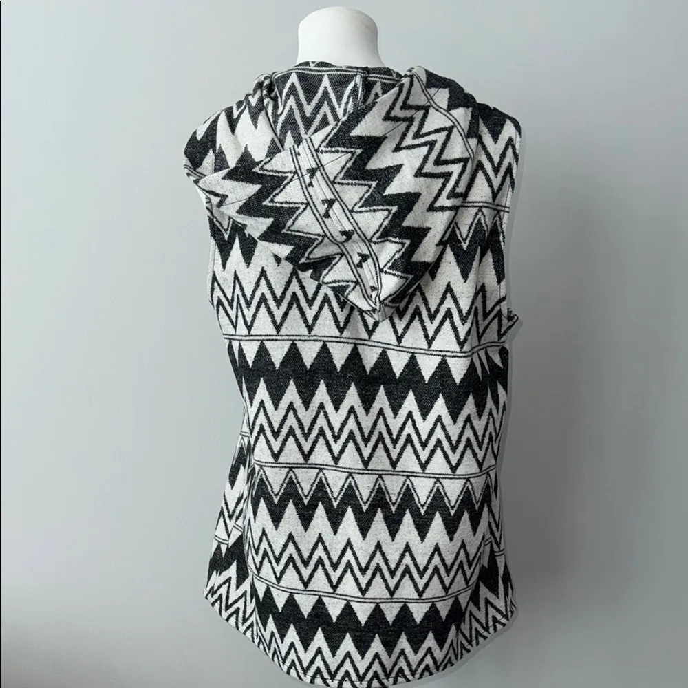 Jolt Black and White Geometric Zig Zag Hooded Poncho Vest Women's Large - Image 7