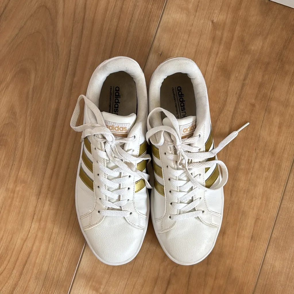 Adidas Cloudfoam White and Gold Striped Sneakers Size 8.5 Athletic Metallic - Image 9