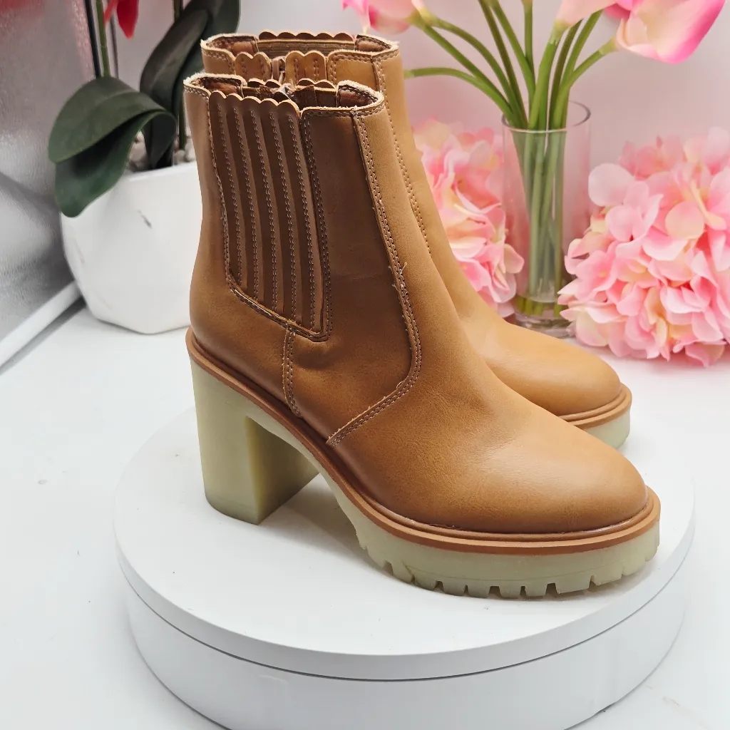 Oasis Society Anatasia Tan Boots Women's Sz 6 Faux Leather Lug Heeled Ankle - Image 8