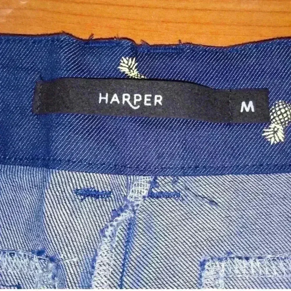 Harper shorts with gold pineapple detail. Size medium - Image 3