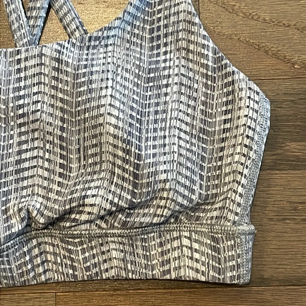 Lululemon Grey Patterned Energy Sports Bra - Size 4 - Image 3