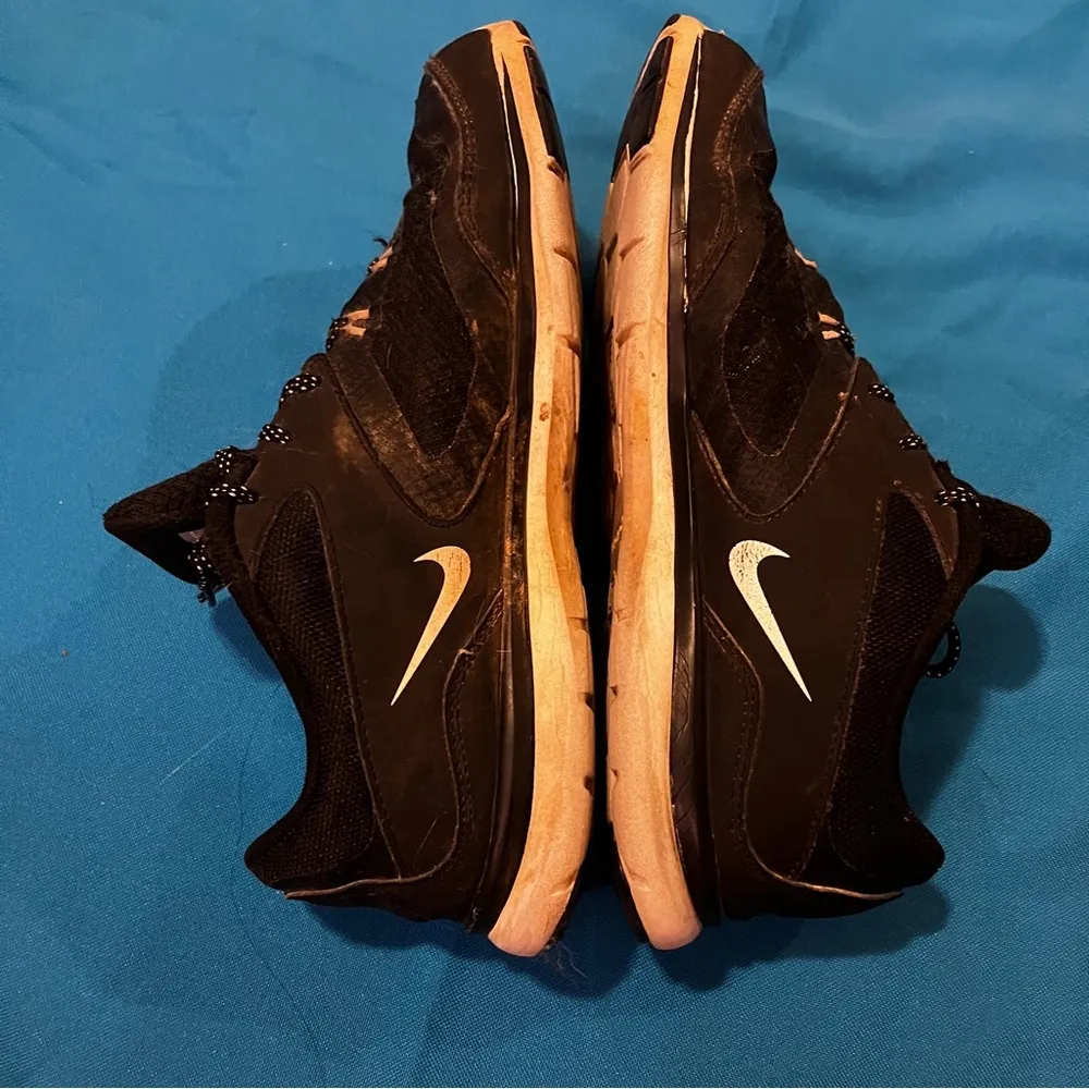 Black Nike Trainers - Image 3