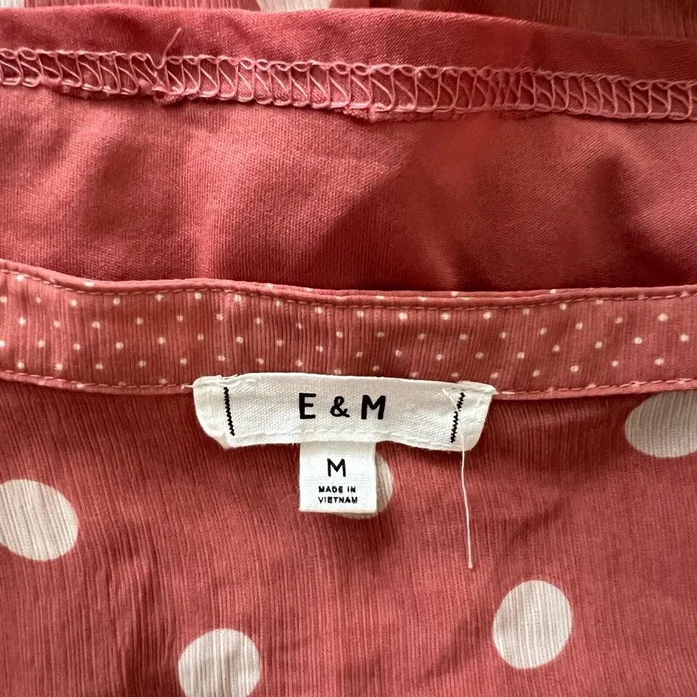 Women’s E&M pink polka dot ruffle cap sleeve flirty boho dress size M in EUC - Image 4