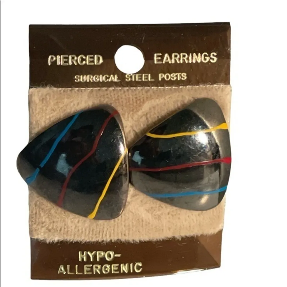 Vintage black triangular stud earrings - Image 25