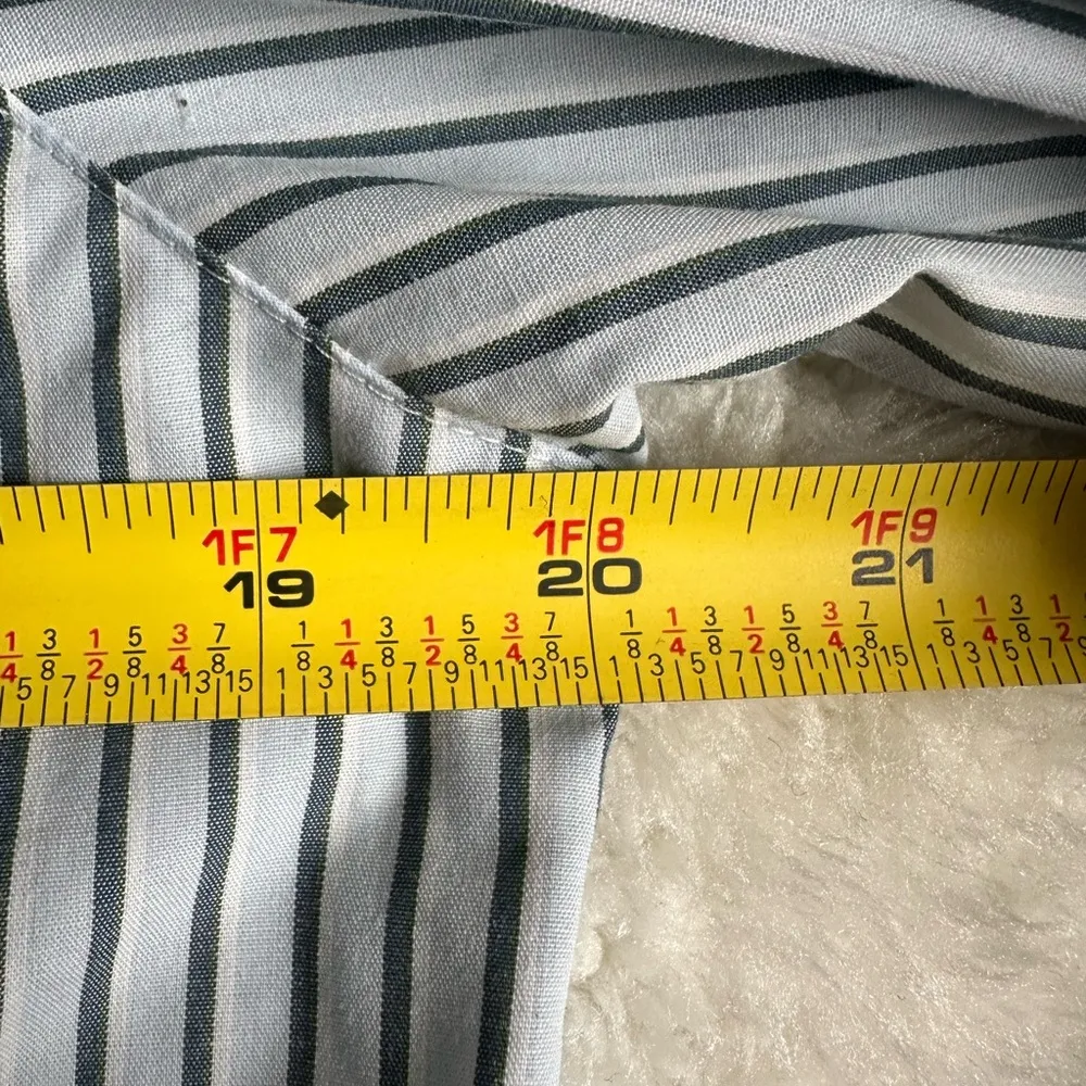 Foxcroft long sleeve button down shirt size 8 medium - Image 4