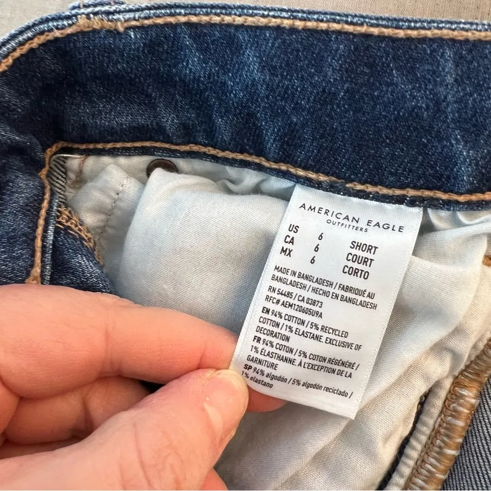 American Eagle medium wash blue mom jeans size 6 short - Image 8