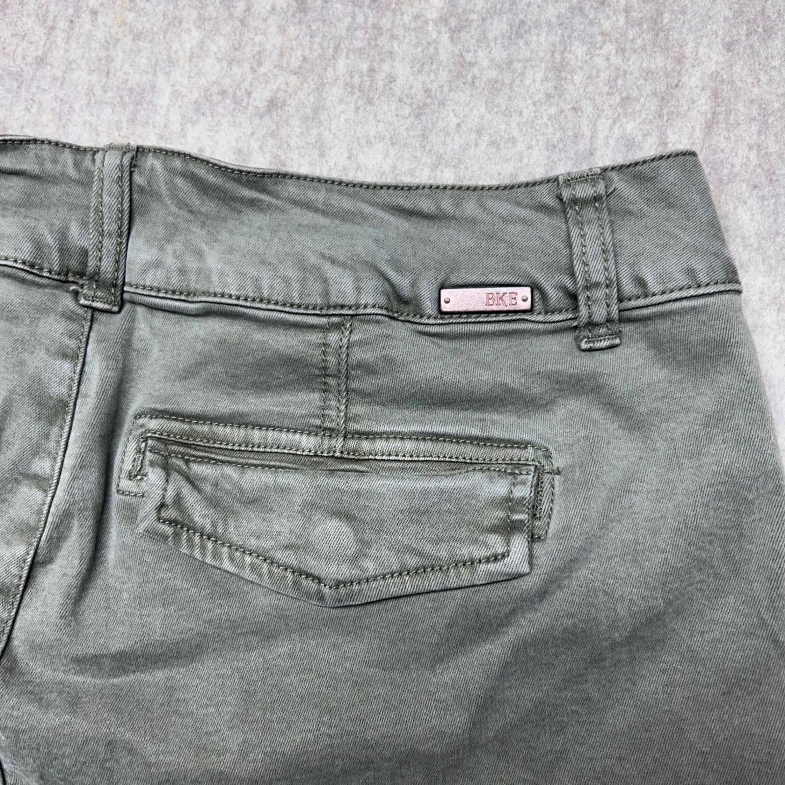 BKE Olive Green Utility Cuffed Shorts Women's Size 29 Button Fly Cargo‎ Pockets - Image 7