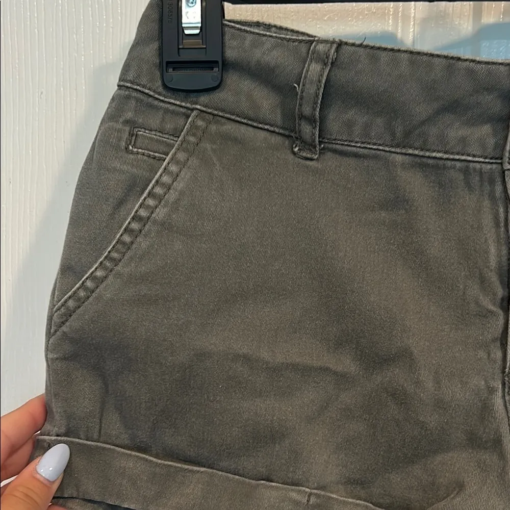 Forever 21 Cargo Shorts Versatile Design - Image 3