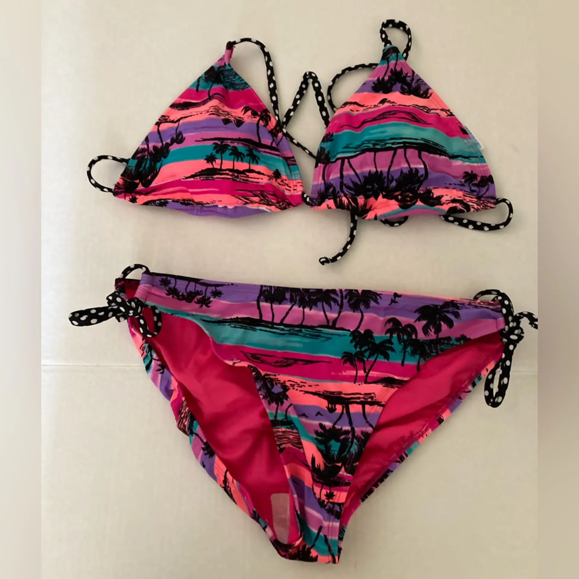 🌞NWOT California Waves Hawaiian Print Triangle Top with Bikini Bottoms A - Image 2