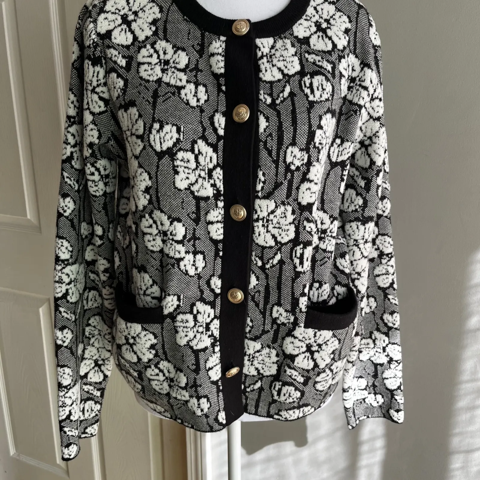 Floral Knit Cardigan Sweater Black & White Gold Buttons Pockets Size Medium Chic - Image 3