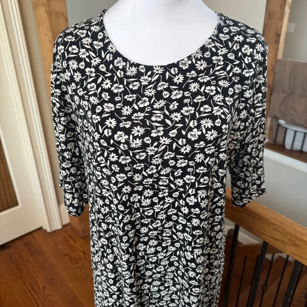 Black and White Floral Dress knee length stretchy round neck short sleeve - Image 2