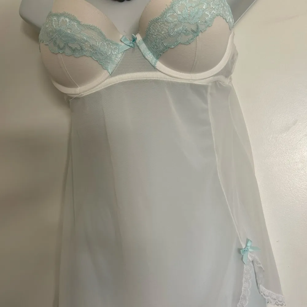 Gilligan &O’Malley White and Blue Chemise with Lace Details - Image 2