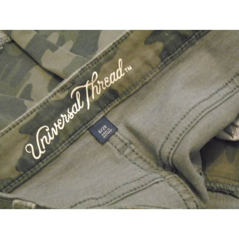 NEW Universal Thread women's size 6 28" waist High Rise Midi Green camo shorts - Image 2