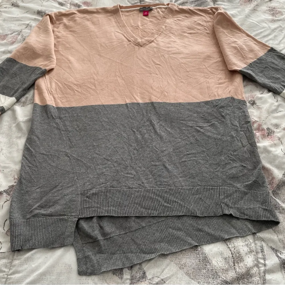 Vince Camuto colorblock pink gray asymmetrical hem oversized V-neck sweater M - Image 4