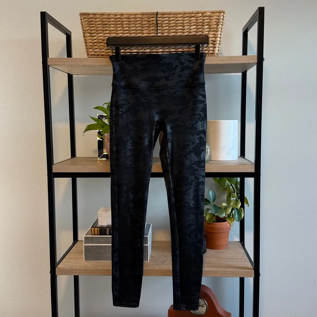 Spanx Mid-Rise 20185R Faux Leather Matte Black Camo Leggings, M $110 - Image 3