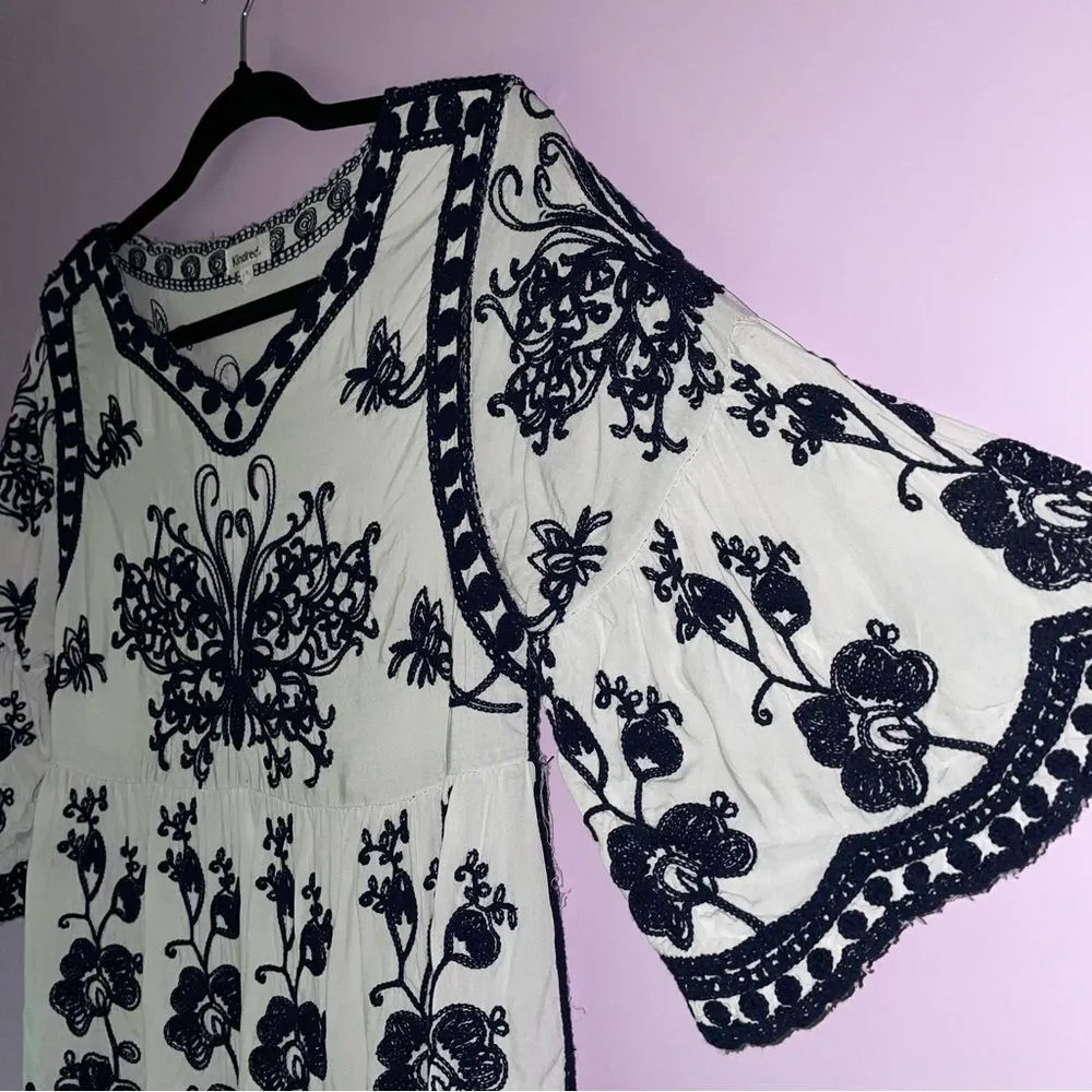 Anthro Kindred M Blouse White w Navy Floral Embroidery Short Sleeve Babydoll - Image 2