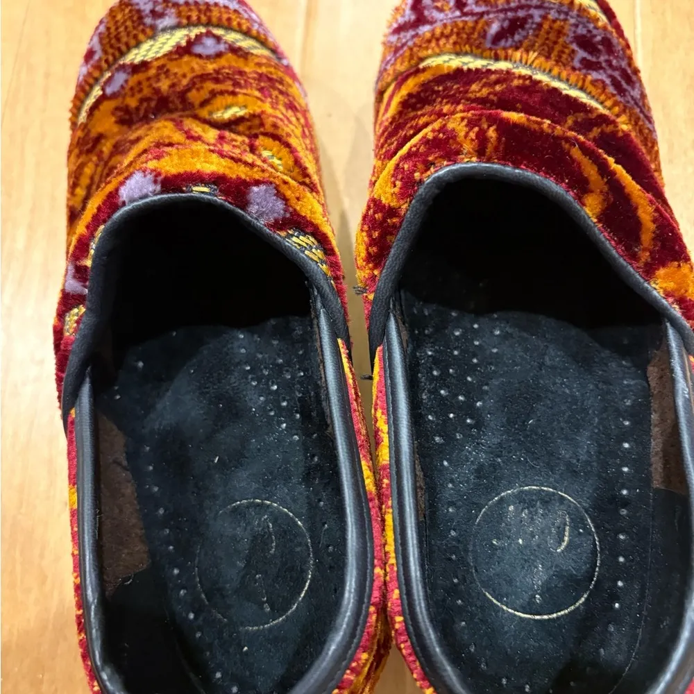 Women’s clogs shoes brown tapestry sz 37 or 6 like new - Image 6